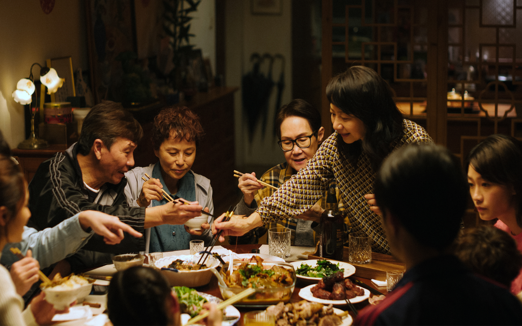 ALL SHALL BE WELL5_ Family Dinner Angie Stands ©2023 Mise_en_Scene_filmproduction